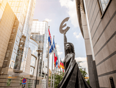 Photo de la statue "Europa" devant le parlement européen à Bruxelles