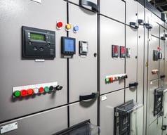 Photo d'un compteur électrique dans une salle électrique industrielle