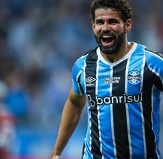 Diego Costa comemora gol com a camisa do Grêmio.