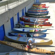 canots en rangée