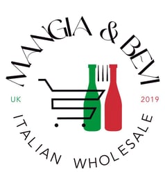 Mangia & Bevi, two wine bottles on a white background representing the Italian flag