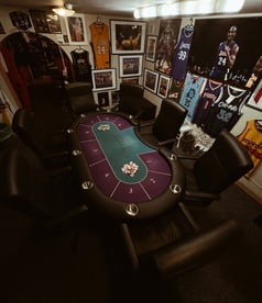 Privatus pokerio turnyras Vilniuje Chill Room erdvėje su dekoruota sporto siena