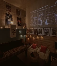 Baseino stiliaus lounge zona Chill Room Vilnius su krepšinio marškinėliais