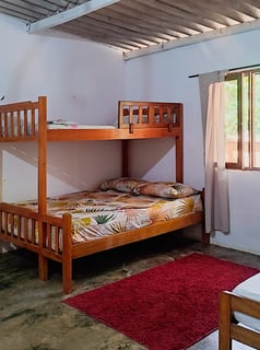 Litera de tamaño variable en una habitación con vista a una calle tranquila