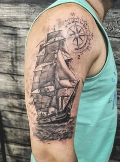 tatuagem realista barco