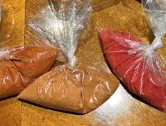 Bolsas de diversos chiles en polvo