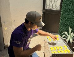 Cofundador de snacktein haciendo pruebas deshidratando rebanadas de piña en el sol
