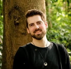 Portrait von Frederik Unruh, Hypnose Coach und Inhaber von Unruh Hypnose Coaching.