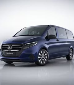Mercedes Vito noir disponible à la location, stationné.