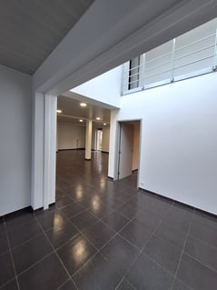 Photo du showroom avant transformation vue sur le couloir sous le puit de lumière