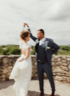 Des mariés qui dansent dans un chateau