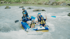 lo rafting di tengah pesona alam Magelang yang masih alami dan sejuk.