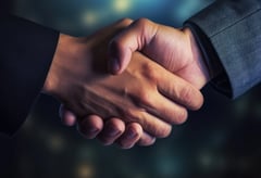 Une poignée de main symbolise la signature du contrat d'entretien