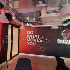 vista interior diseno oficina Bacardi con graficos en las paredes y luces LED