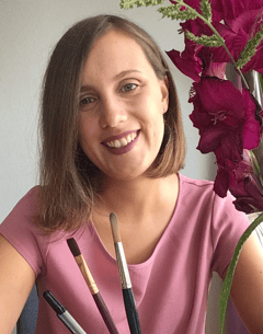 Sarah mit Pinseln in der Hand