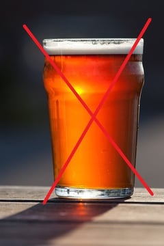 un verre de bière barré. Courir un marathon sans alcool