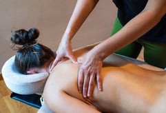Massage du dos avec les pouces femme allongée sur le ventre