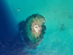 Παραλία Καλογριά, νησάκι, Νικήτη Σιθωνία