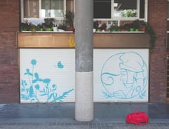 Pintura decorativa, graffiti en persianas de farmacia, sabadell, Barcelona, spray, cierres metálico