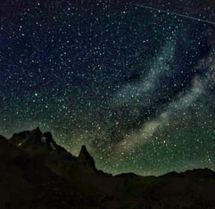 Dal Monte Kenya, in primo piano la spettacolare Via Lattea. Emisfero Australe.