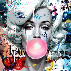Marylin Moonroe a with a bubblegum