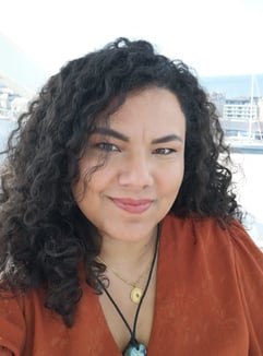 Suzi Santana, thérapeute énergétique spécialisée en apométrie, offrant des soins à distance pour femmes hypersensibles