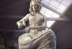 Escultura realista de mulher se esculpindo de dentro para fora, simbolizando transformação pessoal
