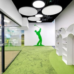 vista interior de la oficina de mBank con una silueta de golfista en la pared y paneles acusticos