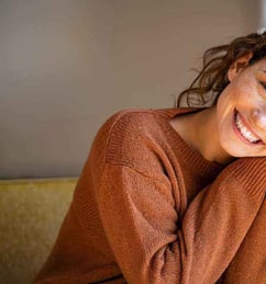 a woman with a brown sweater and a brown sweater