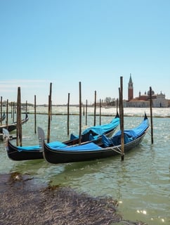 venezia-gondole-parcheggiate
