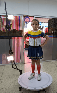 niña tomándose una foto en plataforma 3d