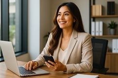 Mujer trabajando desde la oficina, soñando en que puede emprender y poner un negocio.