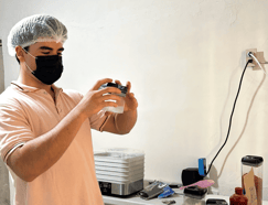 Cofundador snacktein haciendo formulaciones