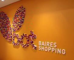a wall mounted sign that says babies shop Corporasti regalos empresariales