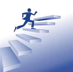Homme qui monte des marches