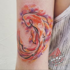 Tatouage de poisson en style one line avec touches d'aquarelle