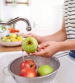 água sem limpa para lavar os alimentos