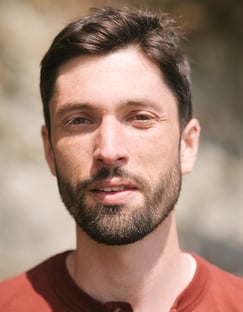 visage homme en méditation dans la nature