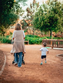 fotografia familiar de un niño jugando con sus padres en un parque de granada en una sesion de fotos