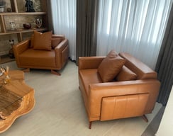 Par de poltronas reformadas em couro marrom e pés de madeira 