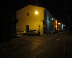 Qui le luci hanno 'armatura a lanterna e lampade a vapori di mercurio