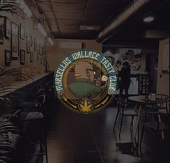  Interior de Wallace Team Cannabis Club con ambiente clásico