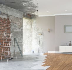 bryiso.fr, sol parquet ,échelle ,rouleau peinture, murs,peinture ,la photo illustre une chambre qui doit être rénovée.