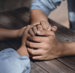 2 manos unidas simbolizando la unión en la pareja