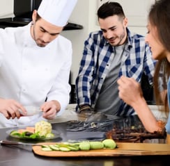 Bientôt disponible  Un groupe de personnes dans une cuisine prépare à manger