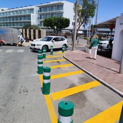 Instalación de balizas de seguridad en carretera