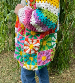 Handmade crochet tote bag made out of colourful yarn in a flower design.