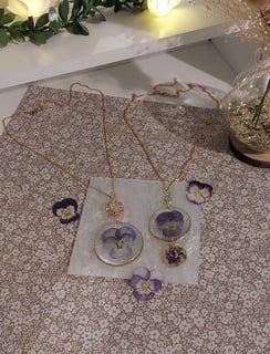 Bijoux fleurs colliers pensées étincelants