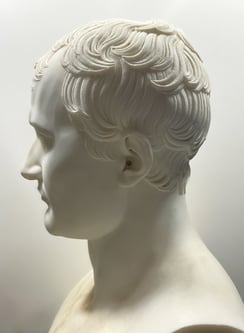 un buste en marbre blanc de Napoléon Bonaparte