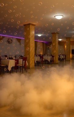 Salón decorado con burbujas y efecto de neblina baja durante un evento en Magic Party, Quito.